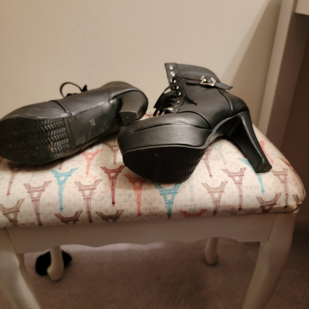 Tall ankle boots (black, and cream) - Picture 13 of 16